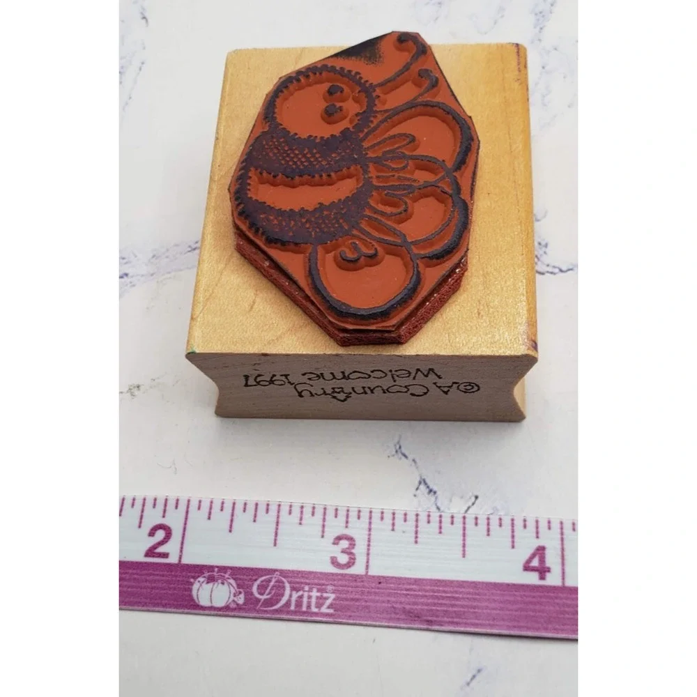 Flying Bumble Bee A Country Welcome Wood Mounted Rubber Stamp